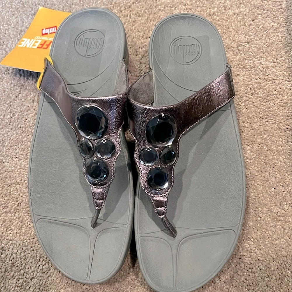 Fitflop Lunetta Jeweled Patent Pewter Thong Sandal. NWT. Wobbleboard.